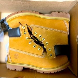 Women’s Timberland Boots size 7.5 softly worn. Color wheat.